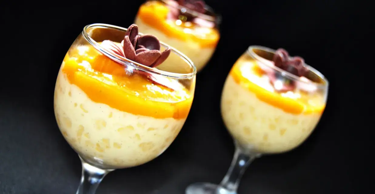 Pyszny deser z tapioki z mango, udekorowany czekoladowym kwiatkiem. Idealny na letnie popołudnie.