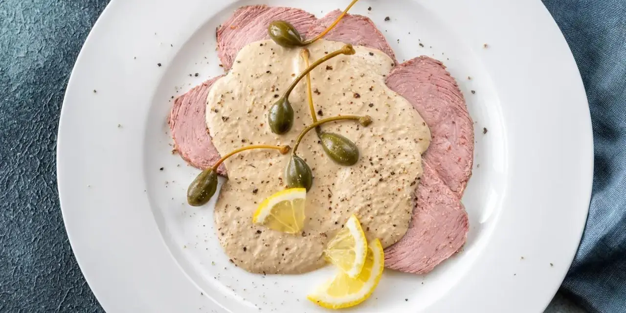 Dünne Scheiben Kalbfleisch mit cremiger Thunfischsauce, Kapern und Zitronenspalten – das beste Vitello Tonnato Rezept für einen Genussmoment.