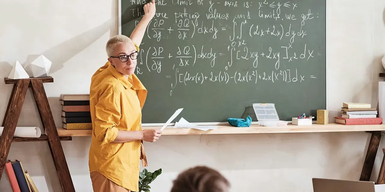 Nauczycielka matematyki w Finlandii tłumaczy skomplikowane wzory. Ciekawe, ile zarabia nauczyciel w Finlandii za taką pracę?