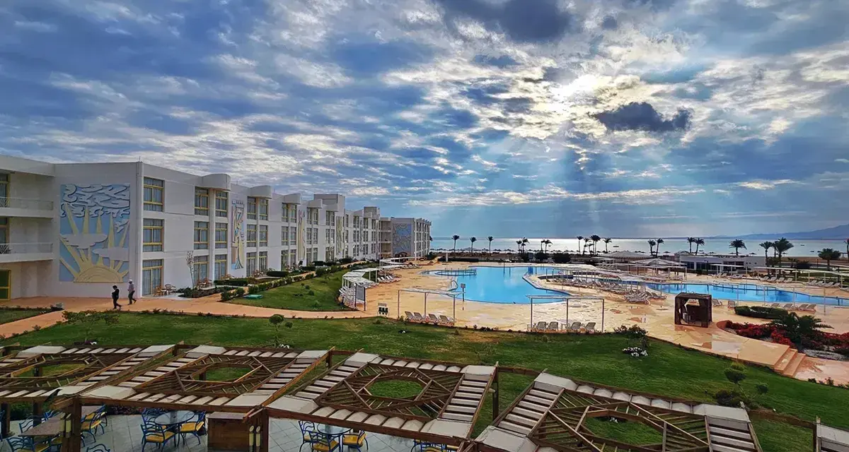 Hotel z basenami i widokiem na morze. Idealne miejsce na wakacje, gdzie temperatura wody w Marsa Alam zachęca do kąpieli.