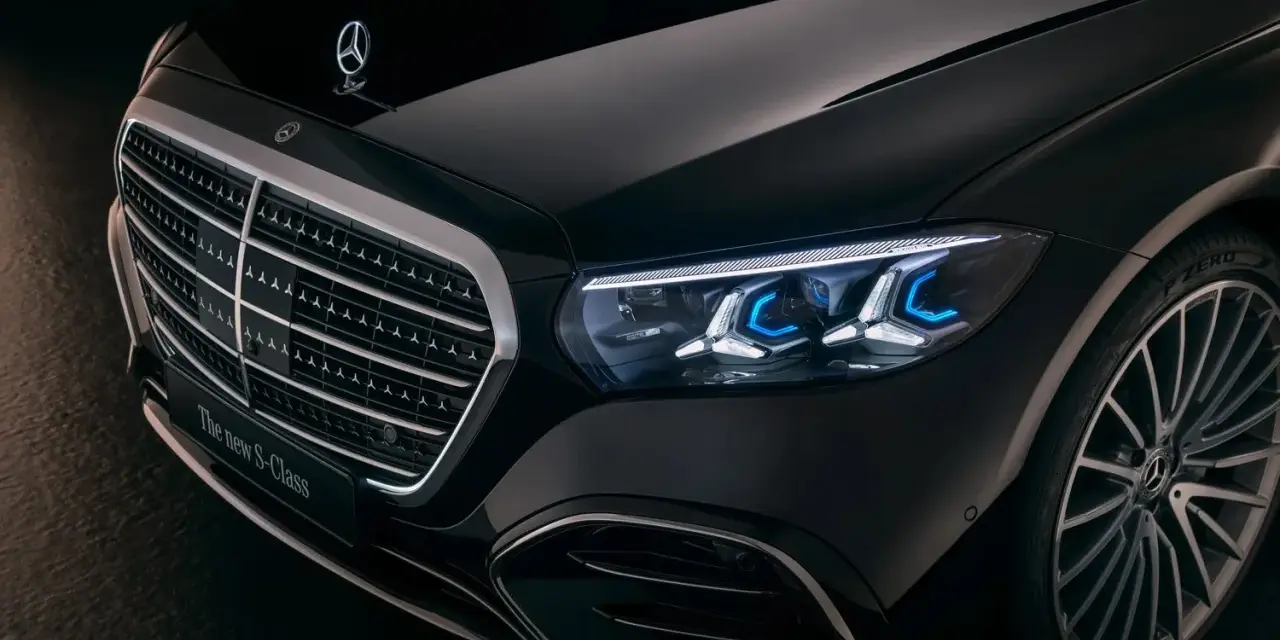 Nowy Mercedes S-Class z charakterystyczną atrapą chłodnicy i nowoczesnymi światłami LED.