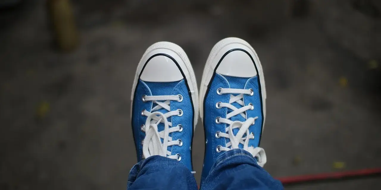Niebieskie trampki z białymi sznurówkami i podeszwą. Czy na Zalando są oryginalne buty? Tak, można tam znaleźć autentyczne modele.