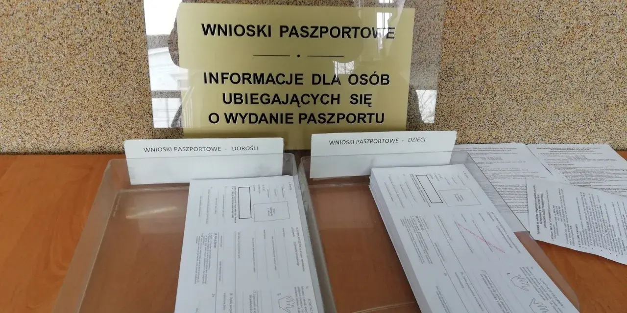 Wnioski paszportowe w Toruniu. Informacje dla osób ubiegających się o wydanie paszportu, formularze dla dorosłych i dzieci.