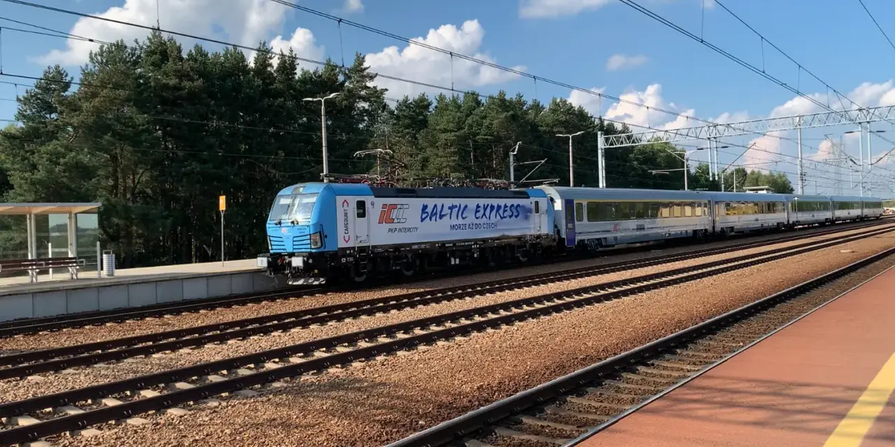 Pociąg Baltic Express PKP Intercity na trasie Warszawa-Wiedeń stoi na stacji.
