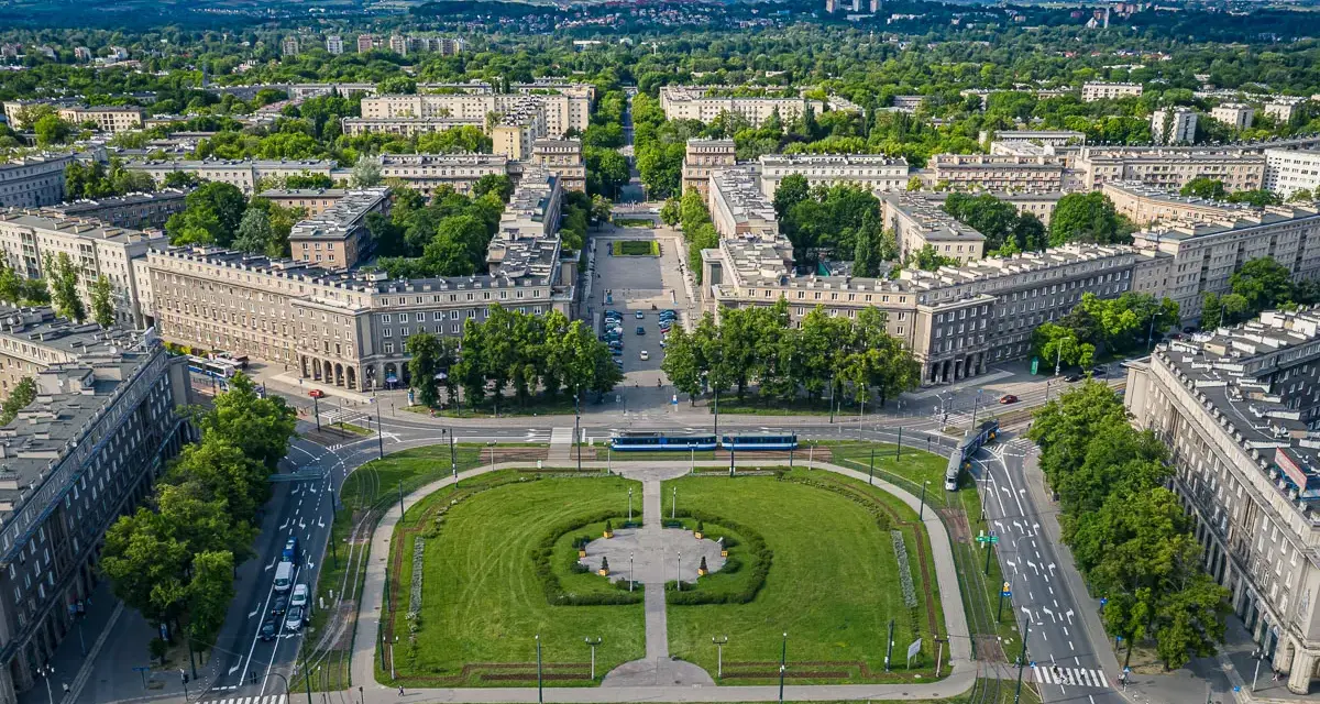 Plac Centralny w Nowej Hucie, socrealistyczna architektura i zieleń. Idealne miejsce, by zobaczyć, co oferuje ta część Krakowa.