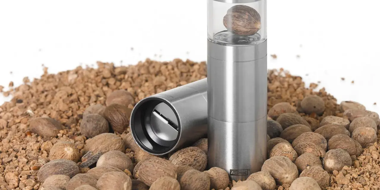 Edle Muskatnussmühle mit ganzen Muskatnüssen und zerkleinertem Gewürz. Perfekt für leckere senfsaat rezepte.