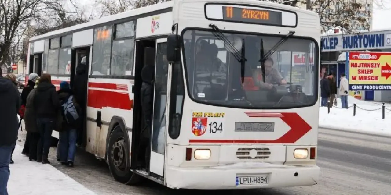 Autobus linii nr 2 z numerem 134 i napisem "Żyrzyn" na tablicy, z pasażerami wsiadającymi w zimowy dzień.