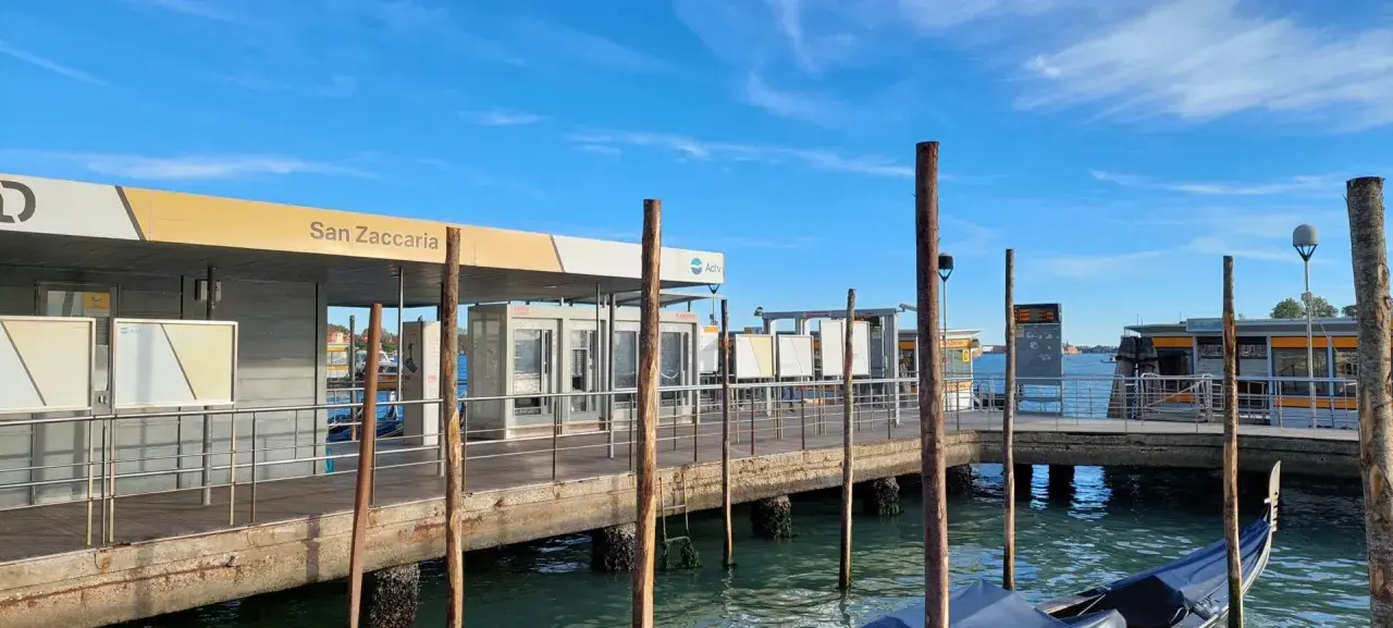 Stazione San Zaccaria, punto di partenza per il vaporetto verso il Lido di Venezia. Giornata limpida con cielo azzurro.