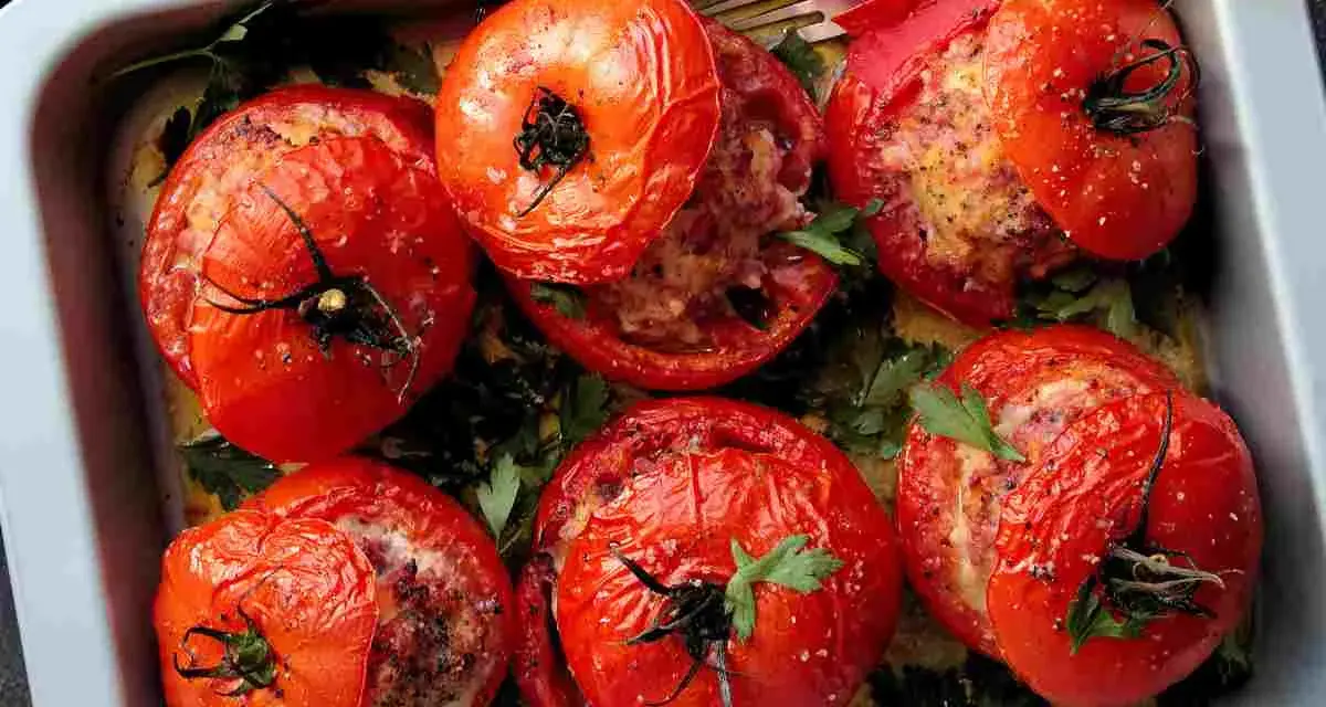 Pomodori ripieni freddi, gustosi e colorati, pronti per essere gustati in una giornata calda.