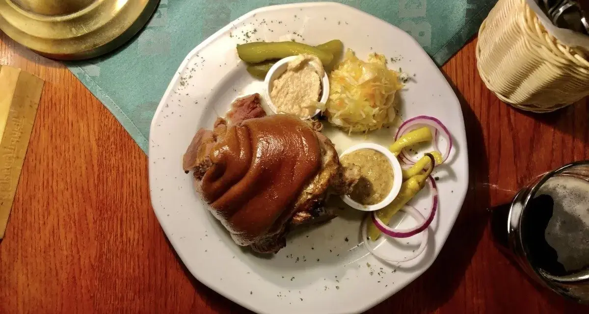Gdzie zjeść golonkę? Najlepsze restauracje w Krakowie i więcej