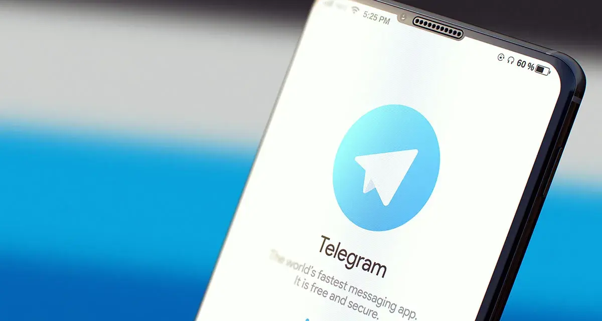 Ekran smartfona z logo Telegram i napisem "The world's fastest messaging app. It is free and secure." - czy telegram jest bezpieczny?