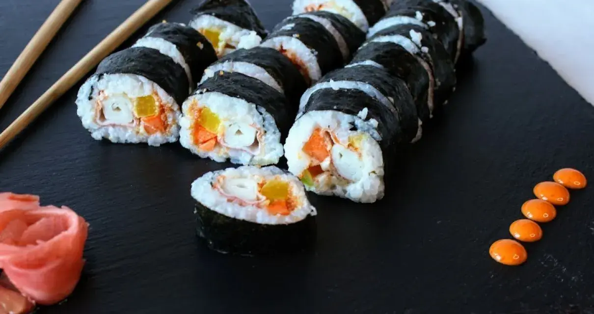 Roladki sushi z surimi, marchewką i papryką. Czy surimi jest zdrowe? Zależy od składu i sposobu przygotowania.