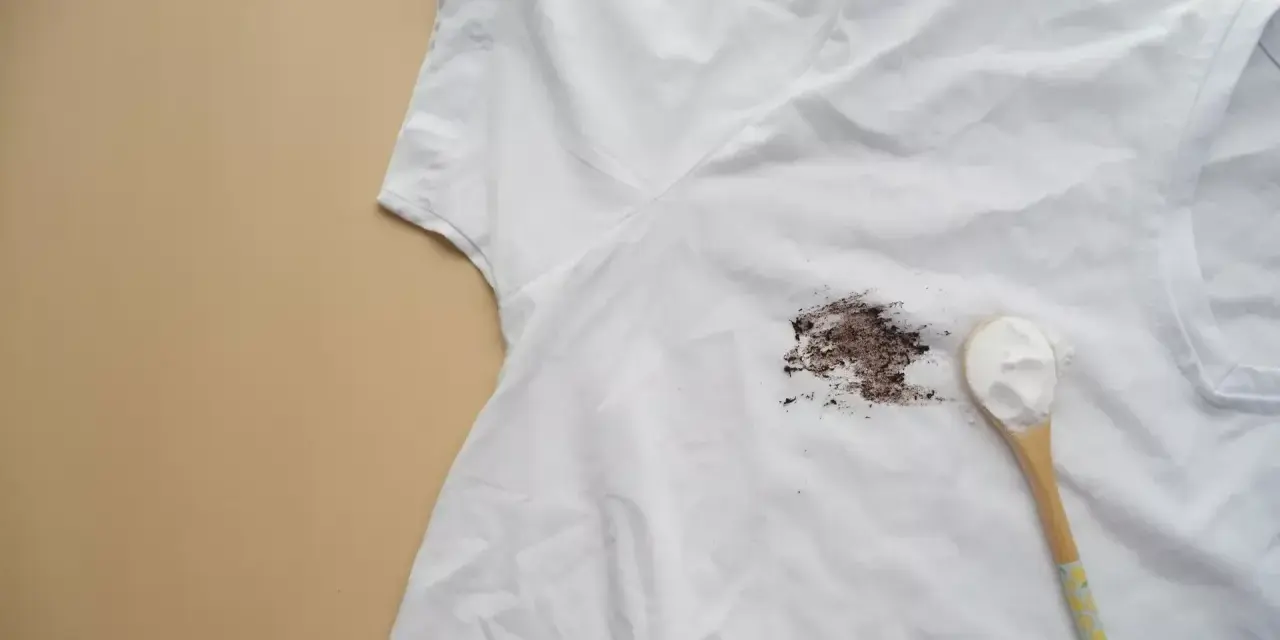 Żółte plamy na bluzce? Odzyskaj biel! Sprawdzone metody