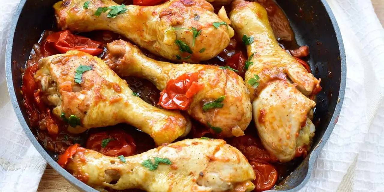 Pollo alla cacciatora ricetta napoletana in padella con pomodorini e prezzemolo. Un piatto succulento e profumato.