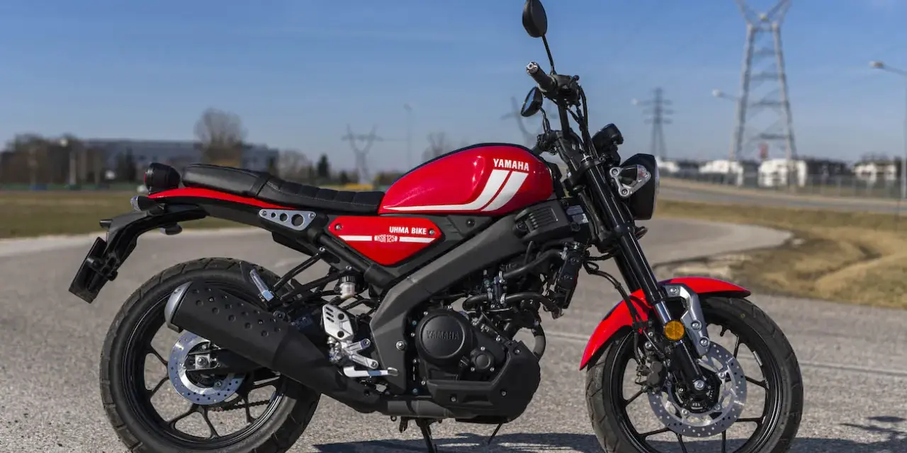 Czerwony motocykl Yamaha XSR 125 na asfalcie. Poznaj jego yamaha xsr 125 dane techniczne.