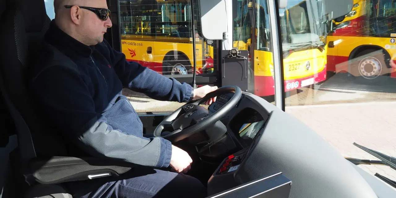 Kierowca autobusu MPK Łódź za kierownicą. Zastanawiasz się, ile zarabia kierowca autobusu turystycznego?