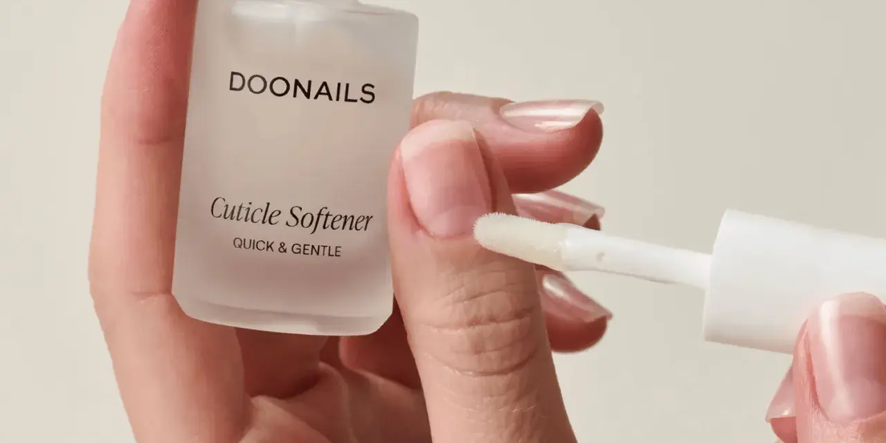 Mani curate con il Cuticle Softener DOONails: scopri come rimuovere le cuticole in modo naturale per unghie perfette.