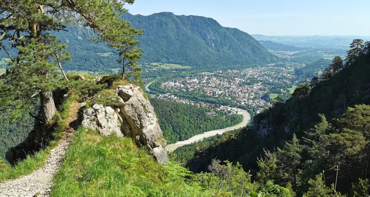 Wanderweg zum Predigtstuhl mit Blick auf Stadt und Fluss.