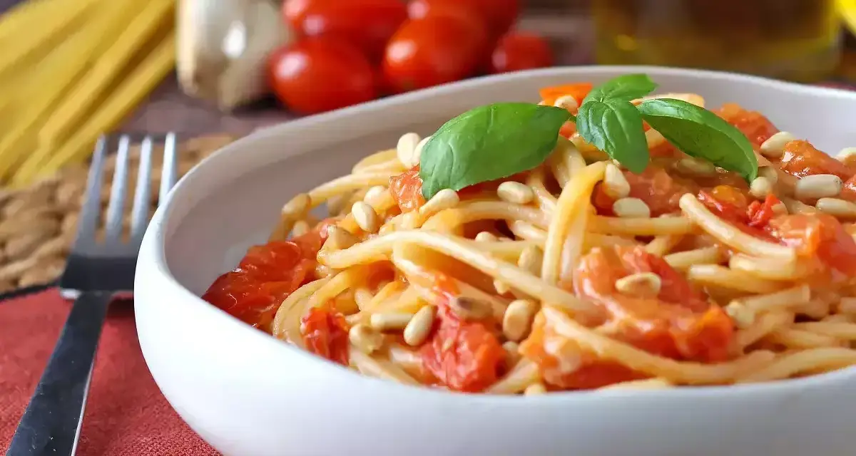 Spaghetti con pomodorini, pinoli e basilico, un'idea per sughi estivi per pasta freschi e veloci.