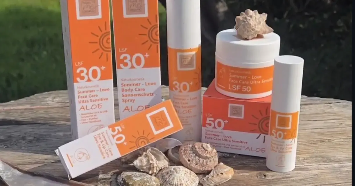 Sommerliche Hautpflege mit Sonnenschutz-Produkten von "That's me Organic". Die Serie "Summer-Love" mit LSF 30 und 50 schützt empfindliche Haut.