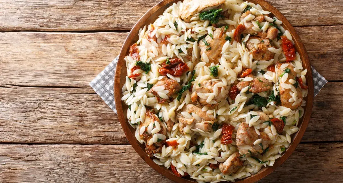 Pyszne danie z makaronem orzo, kurczakiem i suszonymi pomidorami. Idealne, gdy zastanawiasz się, jak gotować makaron orzo.