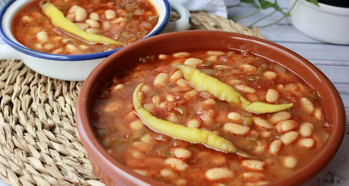 Dos cuencos de pochas a la navarra, un plato reconfortante con judías blancas, tomate y pimientos.