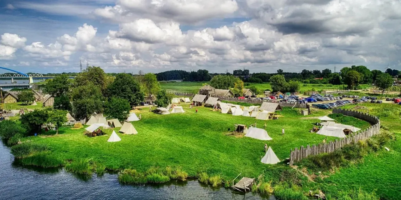 Wolin: Atrakcje od klifów po skanseny. Planuj z nami!