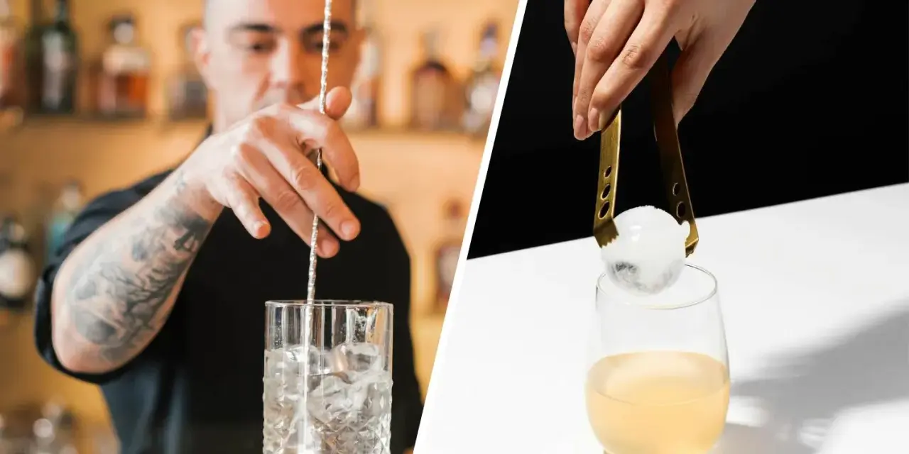 Barman miesza drink z kruszonym lodem, a obok ręka dodaje do drinka kulę lodu.