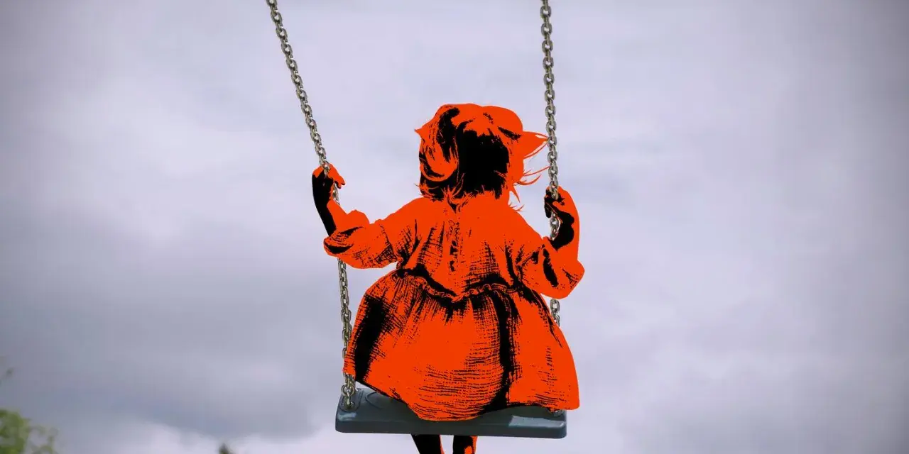 Ein orangefarbenes Kind schaukelt allein im Himmel. Es fühlt sich, als wäre ein Kind verloren.