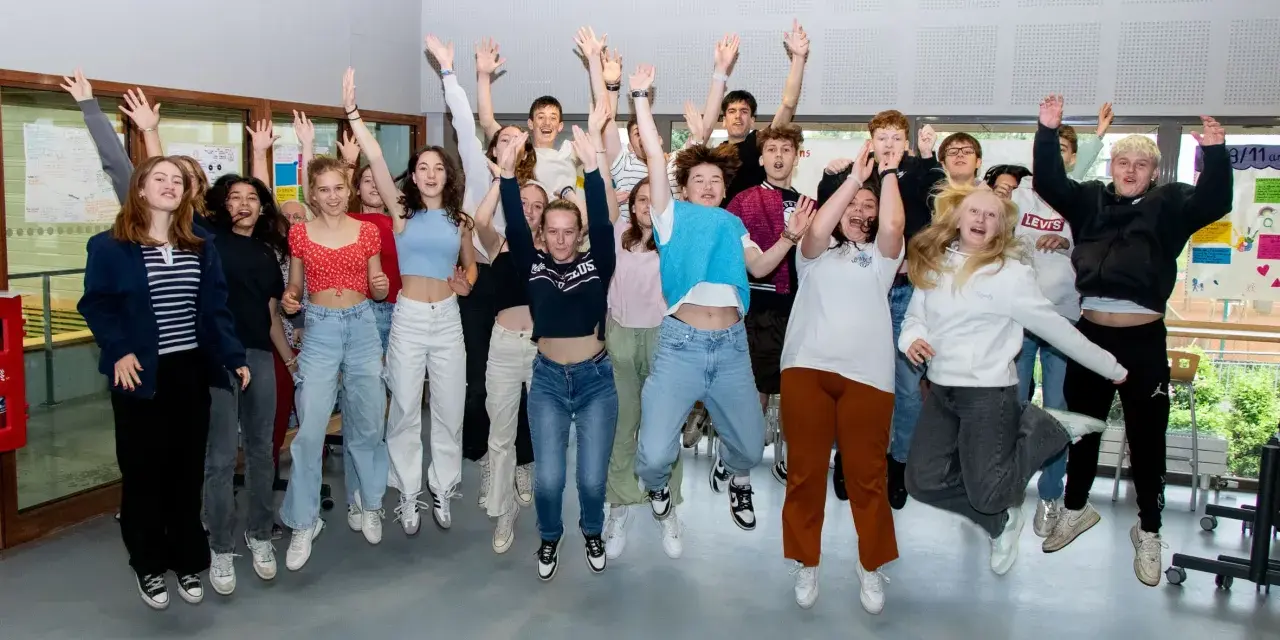 Des jeunes sautent de joie, célébrant la fin de leur programme BAFA formation générale.