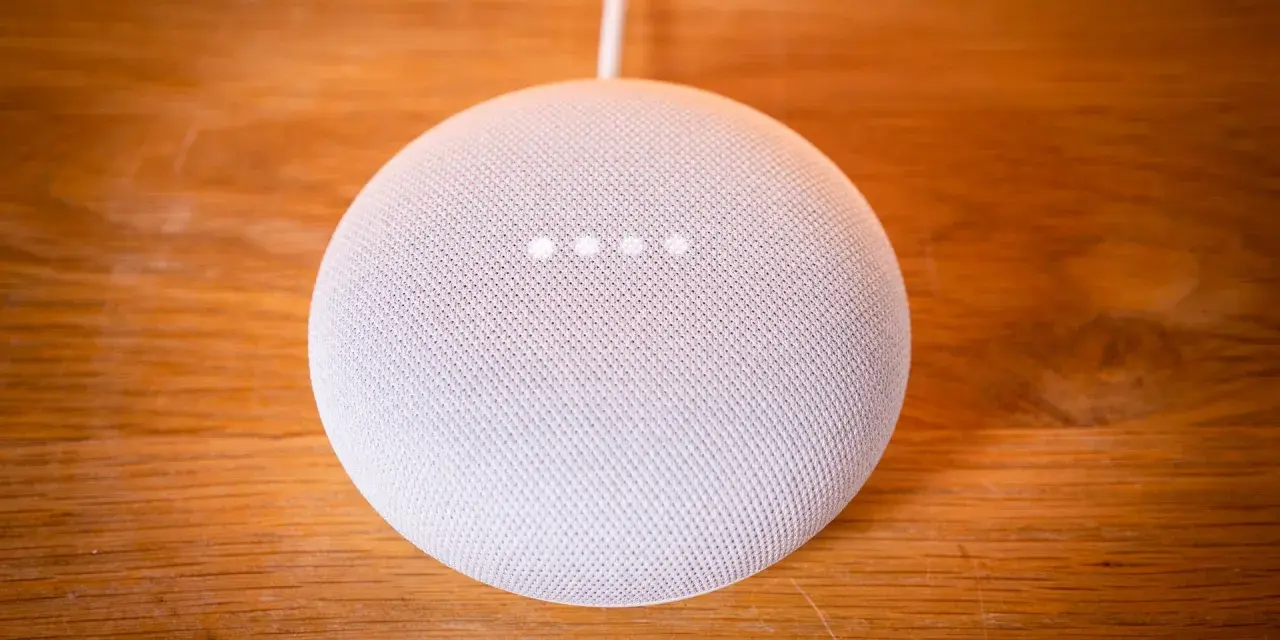 Google Nest Mini mit leuchtenden Punkten, bereit für einen google nest mini reset.