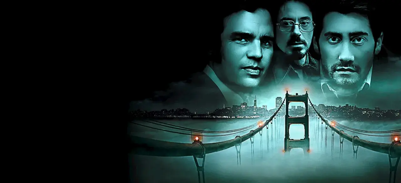 Die besetzung von Zodiac – Die Spur des Killers: Jake Gyllenhaal, Mark Ruffalo und Robert Downey Jr. blicken über eine nebelverhangene Golden Gate Bridge.