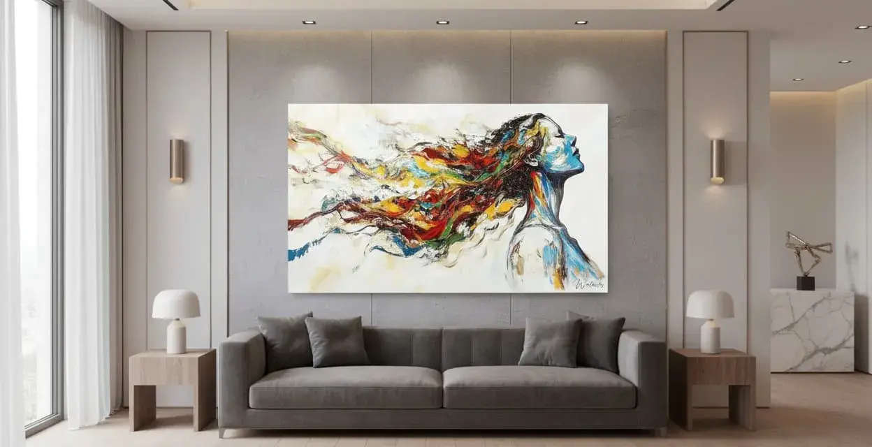 Portrait abstrait d'une femme sur une toile matière, ses cheveux multicolores s'envolent dans un tourbillon de couleurs vives.