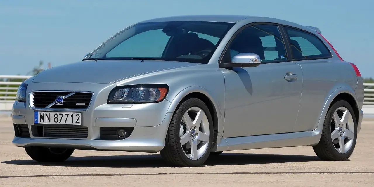 Srebrne Volvo hatchback z charakterystycznym tyłem, zaparkowane na zewnątrz.