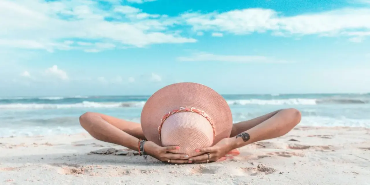 Relaks na plaży, idealny na gorące wyjazdy z Polski. Słońce, piasek i szum fal.