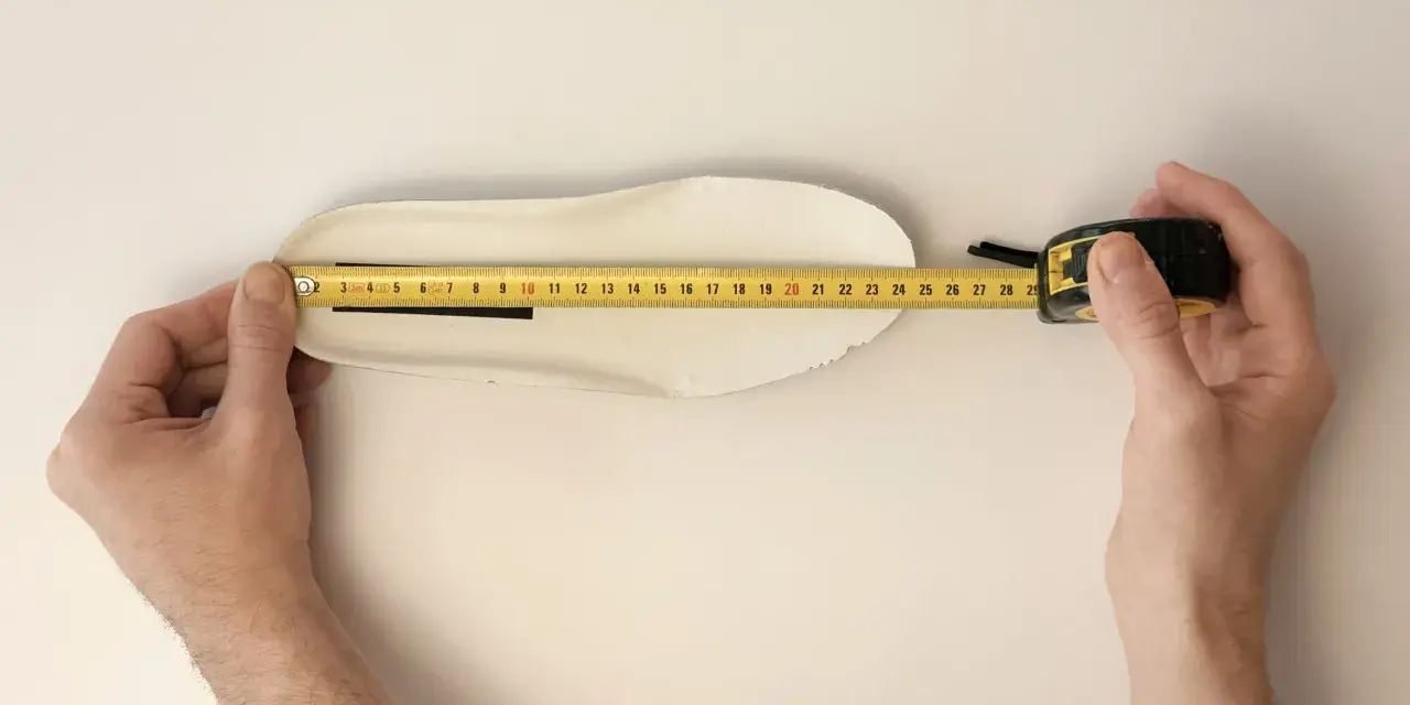 Misura la soletta per capire come devono calzare i sandali.