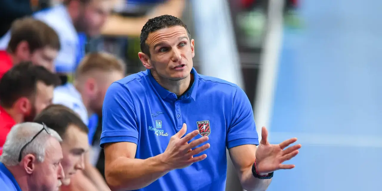Bartłomiej Jaszka, trener MMTS Kwidzyn, gestykuluje podczas meczu.