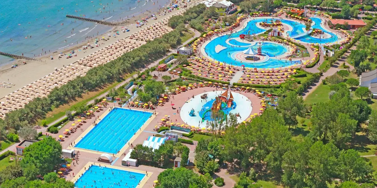 Rajski camping nad morzem z basenem pełnym atrakcji. Słońce, plaża i wodne szaleństwo dla całej rodziny.