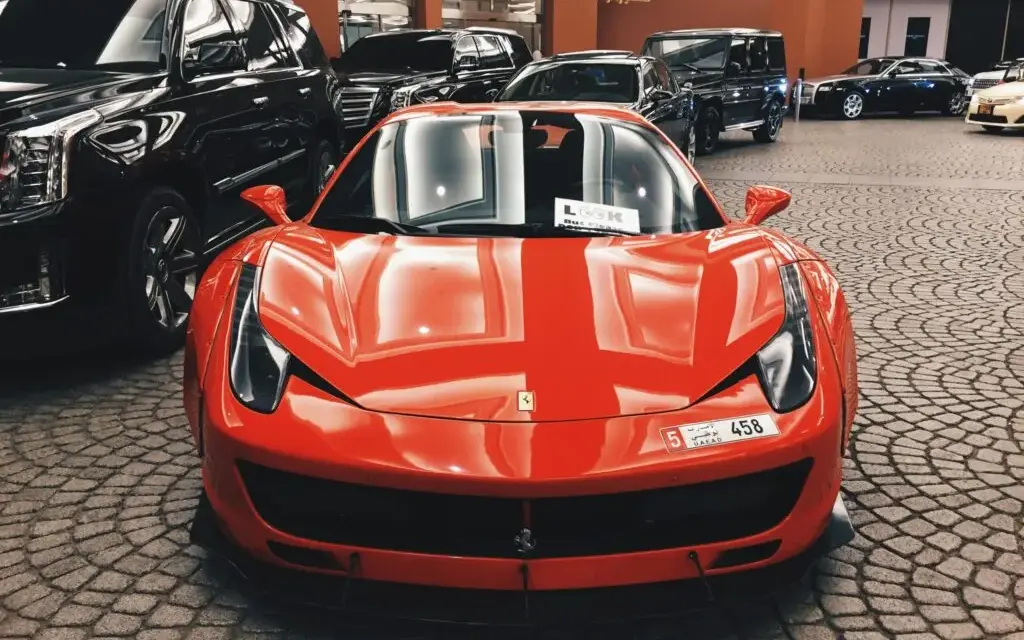 Ile kosztuje Ferrari? Ceny nowych i używanych modeli w 2023 roku
