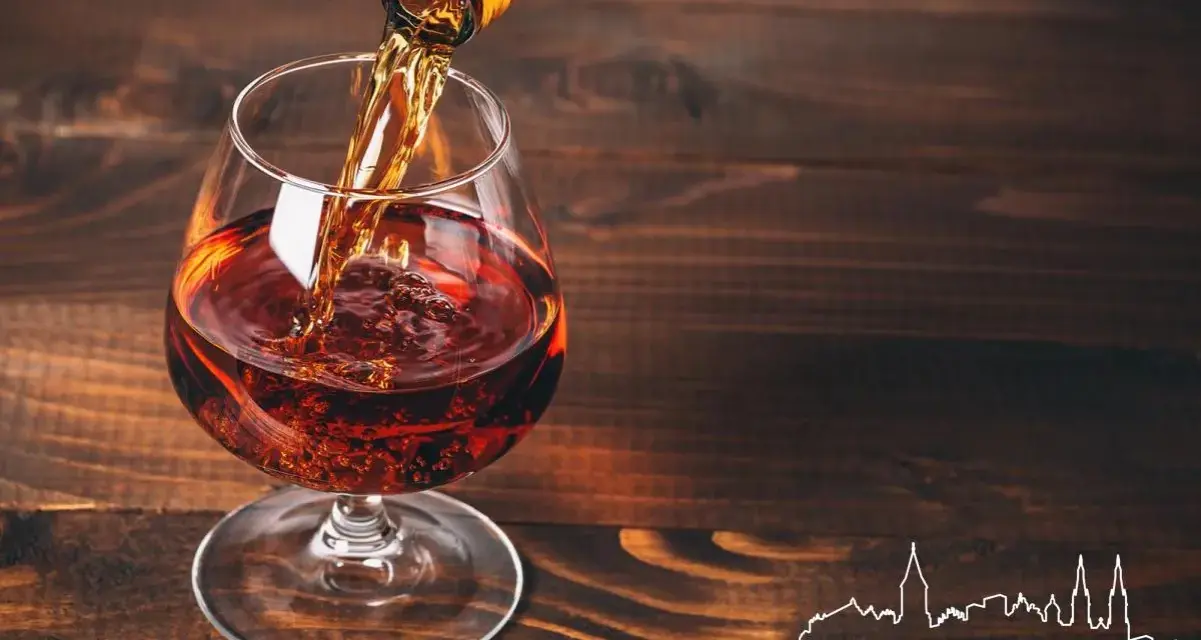 Brandy nalewana do kieliszka. Idealny trunek, z którym pić brandy? Degustuj powoli, delektując się smakiem.