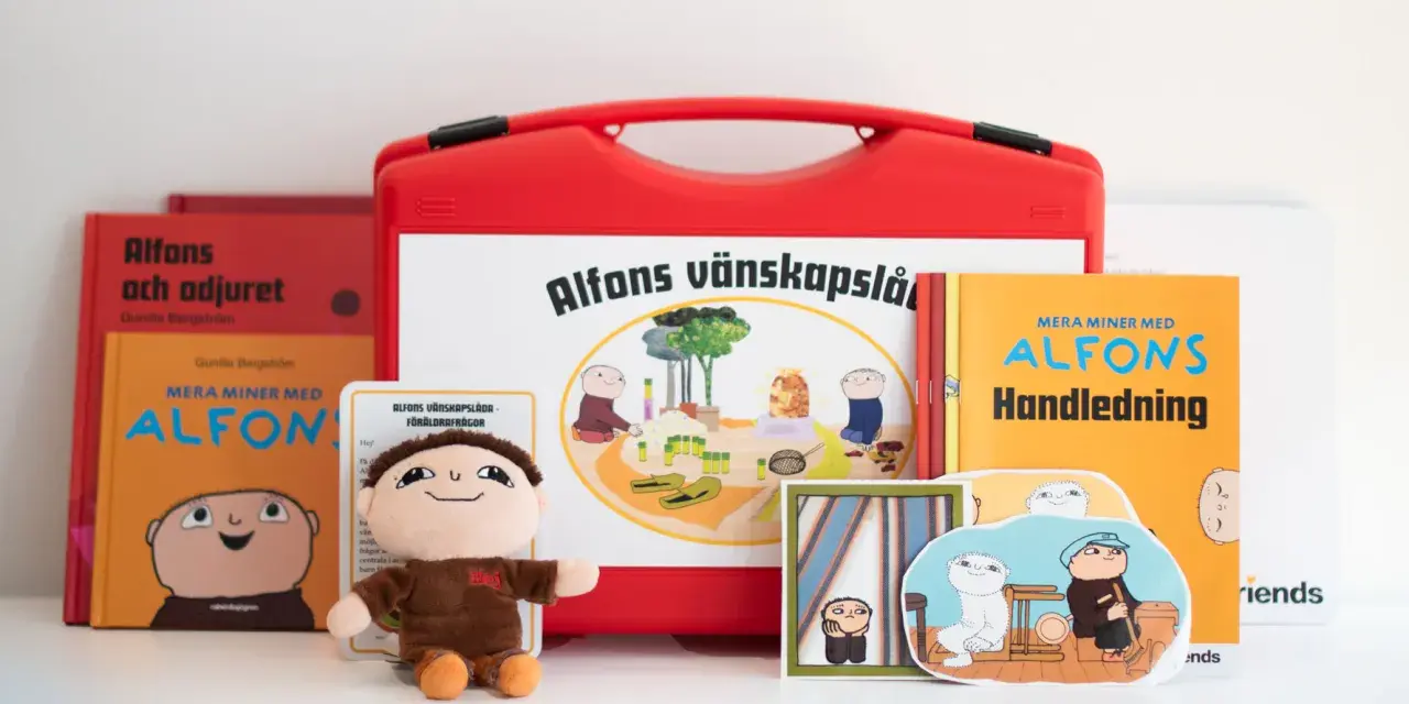 Alfons Åberg pyssel med böcker, en mjukis och en röd låda med illustrationer. Perfekt för små fans!