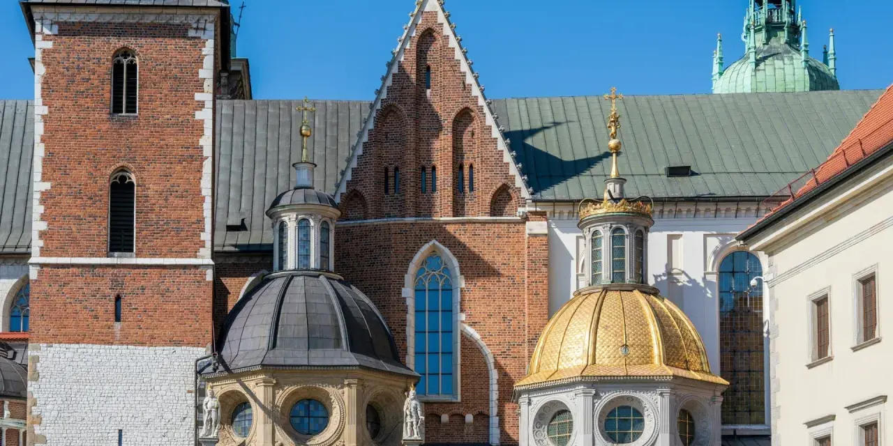 Wawel, jeden z najpiękniejszych zamków w Małopolsce, z charakterystycznymi kopułami i ceglaną wieżą.