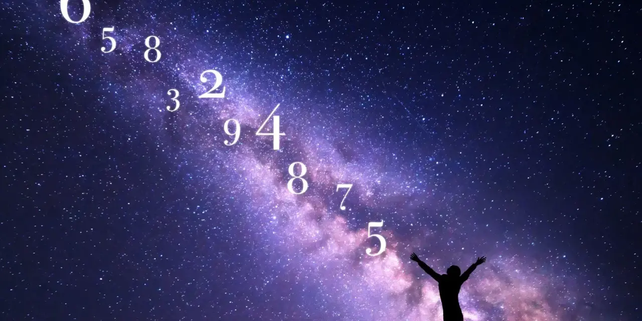 Sylwetka człowieka wita nowy rok astrologiczny pod rozgwieżdżonym niebem. Liczby unoszą się w Drodze Mlecznej.