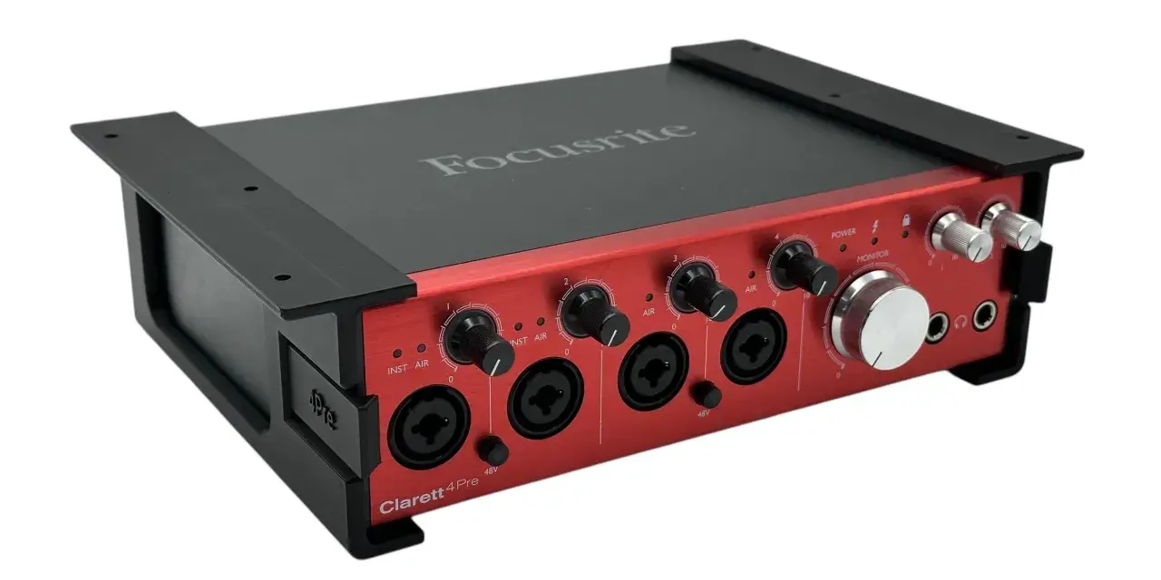 Czerwony interfejs audio Focusrite Clarett+ 4Pre z czarnymi uchwytami i pokrętłami, gotowy do nagrywania.