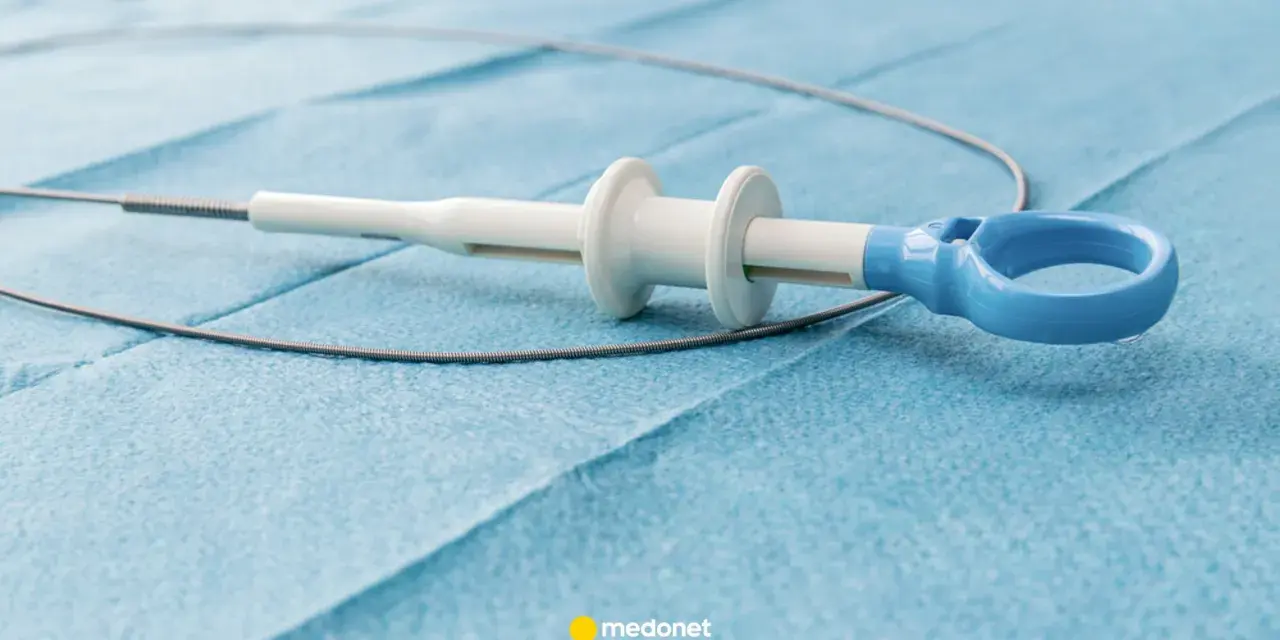 Narzędzie do biopsji prostaty na niebieskim podkładzie medycznym.