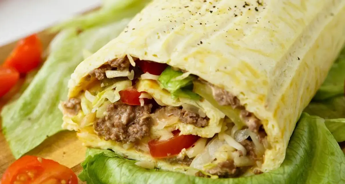 Herzhafte Big Mac Rolle gefüllt mit Hackfleisch, Salat, Tomaten und Käse, serviert auf knackigem Salatblatt.