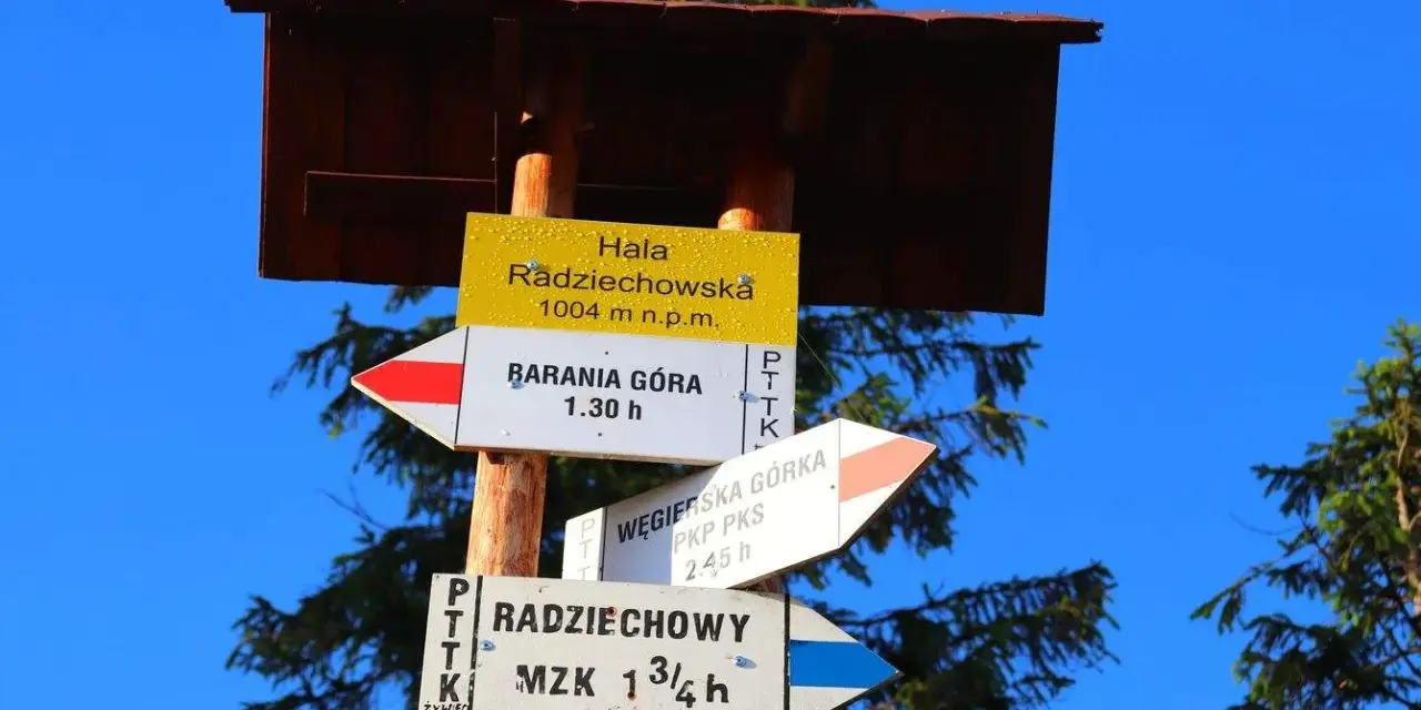Droga na Halę Radziechowską, 1004 m n.p.m., prowadzi do Baraniej Góry (1.30 h) i Węgierskiej Górki (2.45 h).