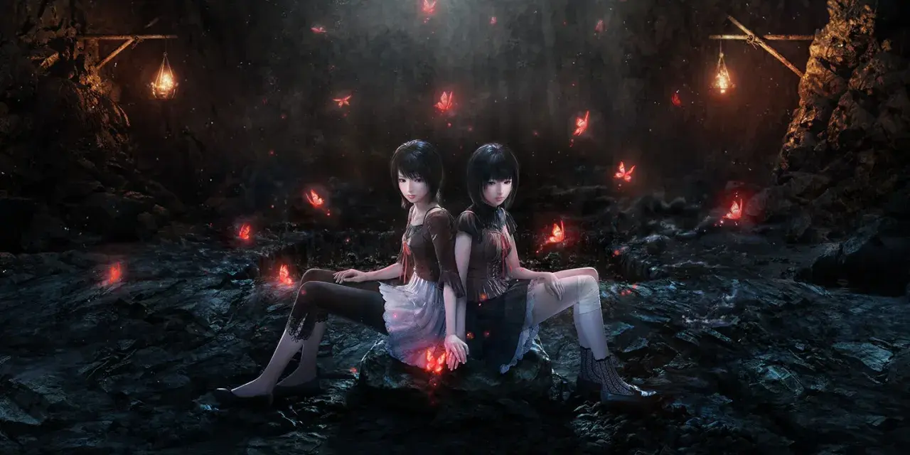 Dos chicas sentadas en una cueva oscura, rodeadas de mariposas rojas brillantes. Una escena evocadora del **Fatal Frame 2 remake**.
