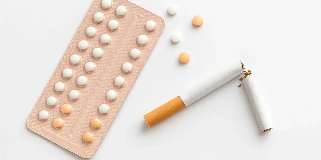 Verpackung mit Pillen und zerbrochene Zigarette. Vorsicht bei rauchen bei thrombosespritzen.