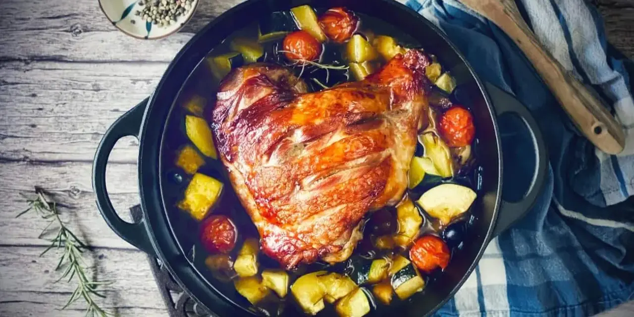Knusprige putenoberkeule im Bräter mit Gemüse, perfekt für ein festliches Essen.